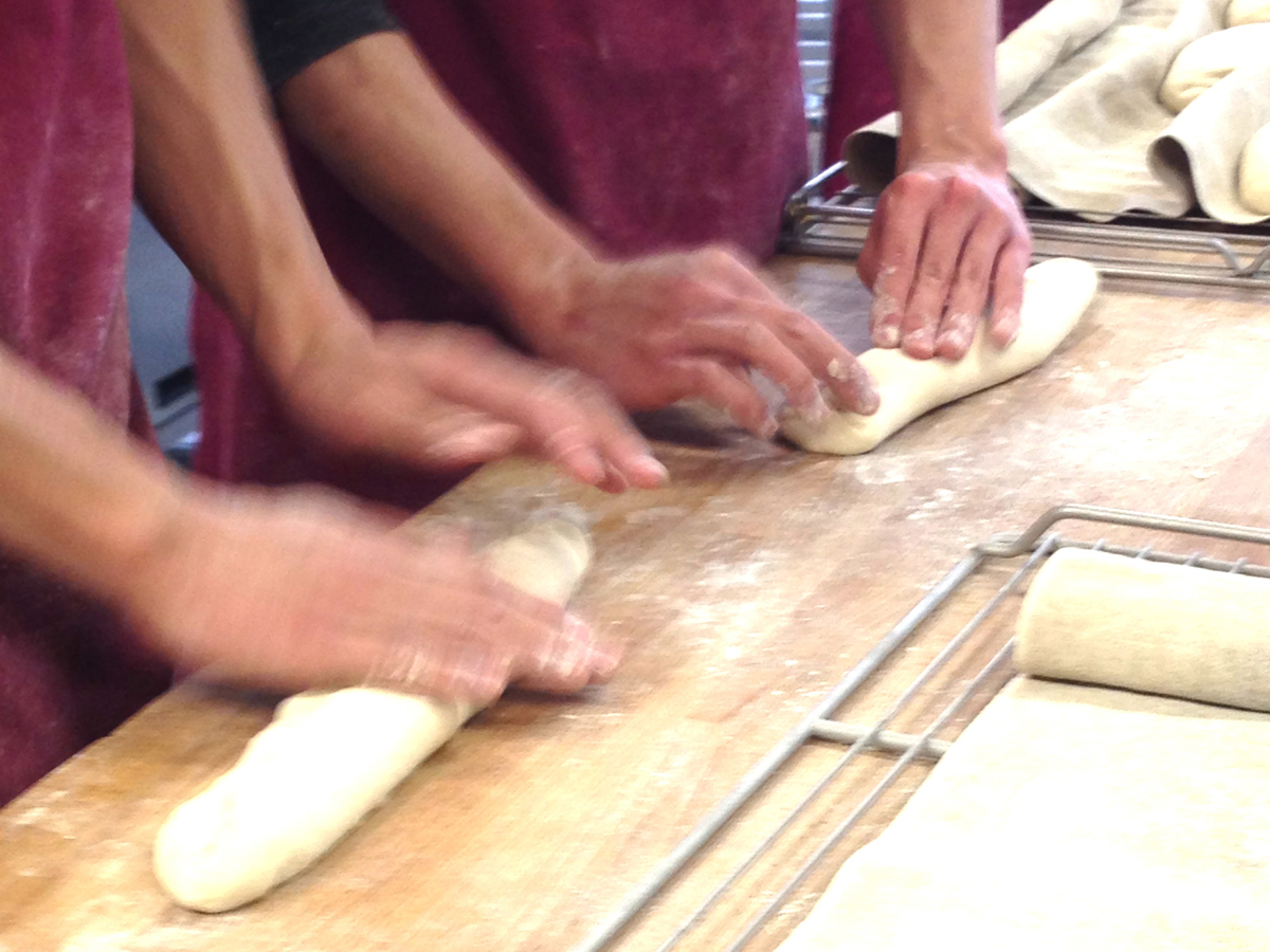 パン生地をこねる