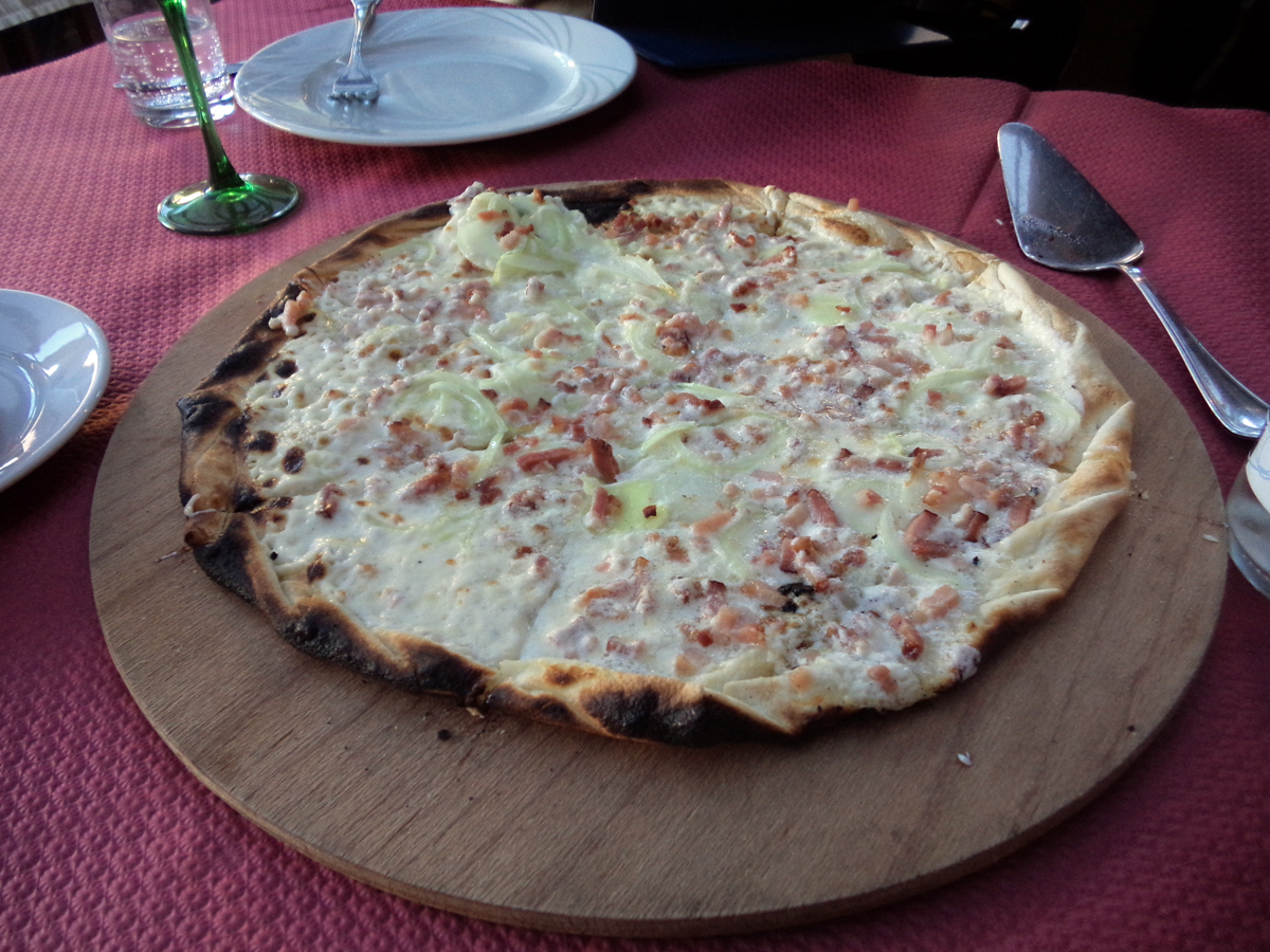 アルザスの名物料理 flammkuchen
